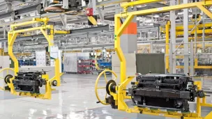 teollisuusnosturi tuotantolinjassa