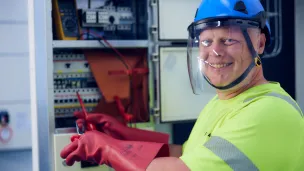 Mies sähkötöissä