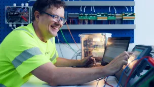 mies automaation valvontaleitteiden äärellä