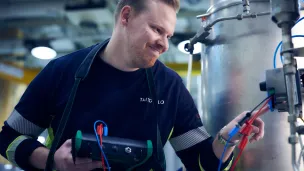 mies säätää prosessilaitteita