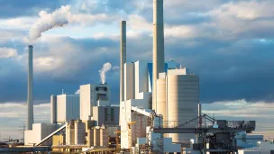 Voimalaitos, jossa korkeat piiput