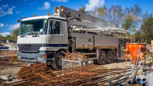 betonipumppuauto työmaalla