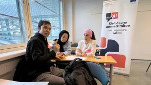 Sosiaali- ja terveysalan perustutkinto-opiskelijat Ehsan, Zahran ja Chiman