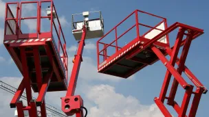 Henklönostinkorit sinistä taivasta vasten