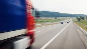 Rekka ajaa maantiellä