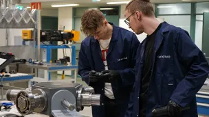 kaksi ihmistä tarkastelee laakeria kunnossapitotilassa