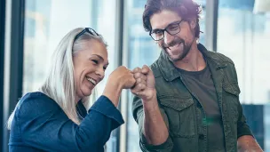 Nainen ja mies iloisina