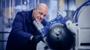 mies koneen ääressö