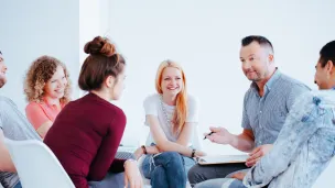 Ihmisiä tekemässä ryhmätyötä keskustellen