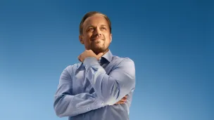 mies katsoo tulevaan